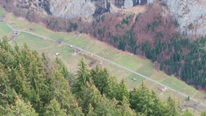 远观救援直升机飞过绿色的瑞士山谷