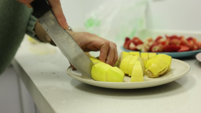 水果刀切香蕉陶瓷盘不锈钢刀草莓厨房食材