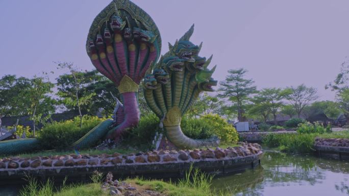 泰国曼谷暹罗古城七头蛇在草丛中