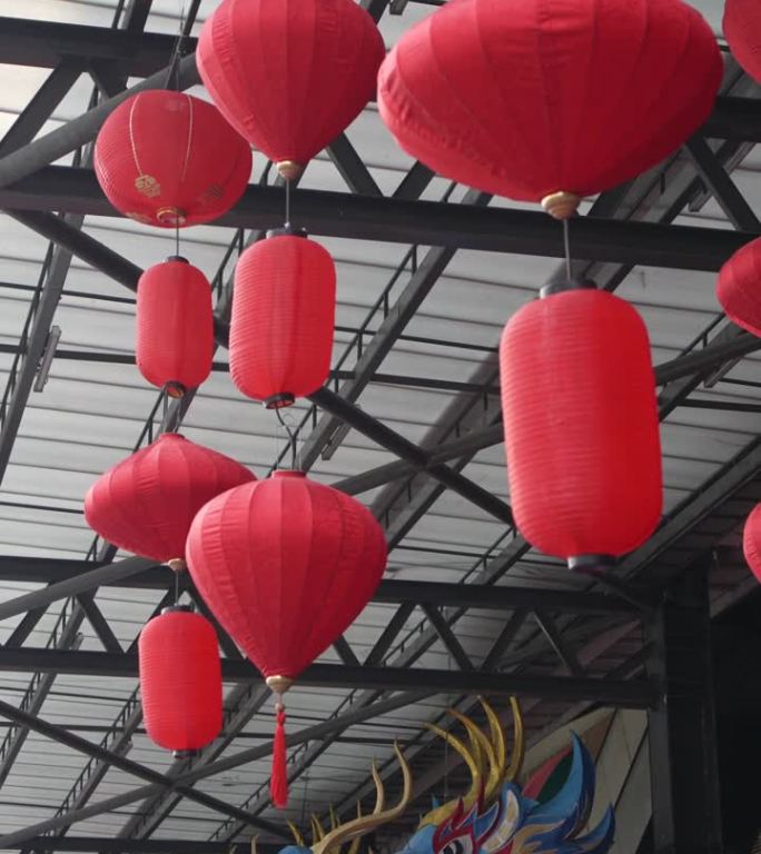 拍摄一排挂着红灯笼的垂直视频。在中国新年的象征