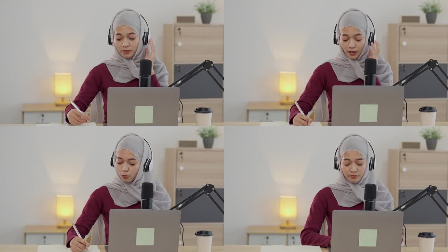 穆斯林伊斯兰教亚洲有影响力的女人戴着头巾微笑着用麦克风进行直播问候，用笔记本电脑和耳机进行视频会议。