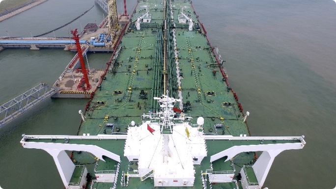航拍大型油轮在天津港码头停靠 延时
