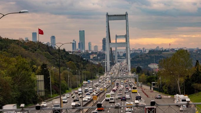 T/L标志性的法提赫苏丹穆罕默德大桥尽头的交通与伊斯坦布尔的亚洲一侧，#Istanbul vibes