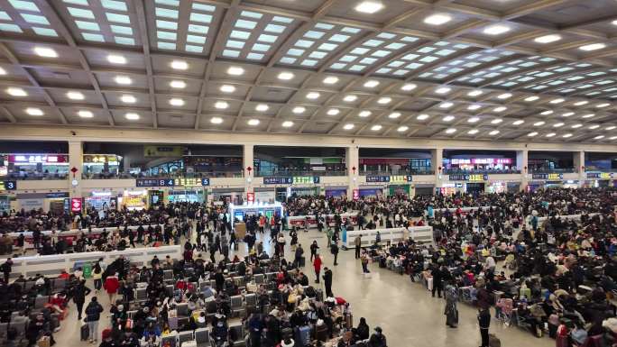 延时拍摄拥挤的汉口火车站候车大厅
