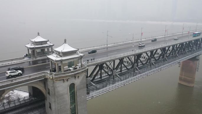 高清湖北武汉雪中长江大桥江景车流