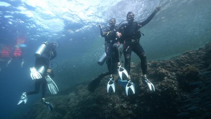 海底海洋潜水员水肺潜水沙丁鱼风暴鱼群