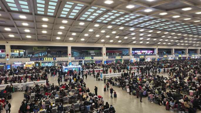 旅客拥挤的汉口火车站候车大厅