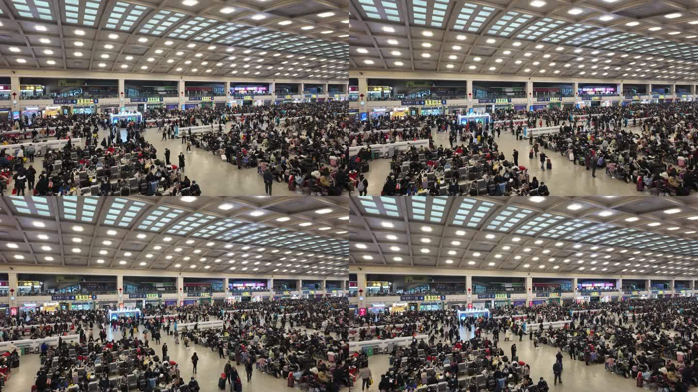 旅客拥挤的汉口火车站候车大厅