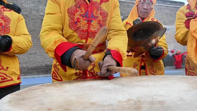 实景 节日敲锣打镲的喜庆场面