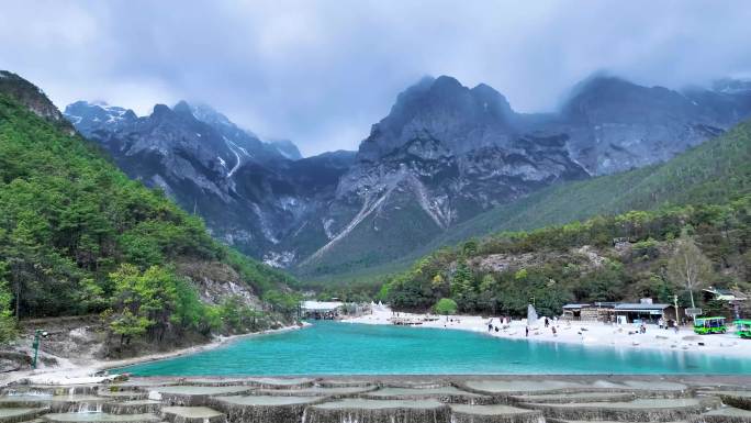 玉龙雪山蓝月湖