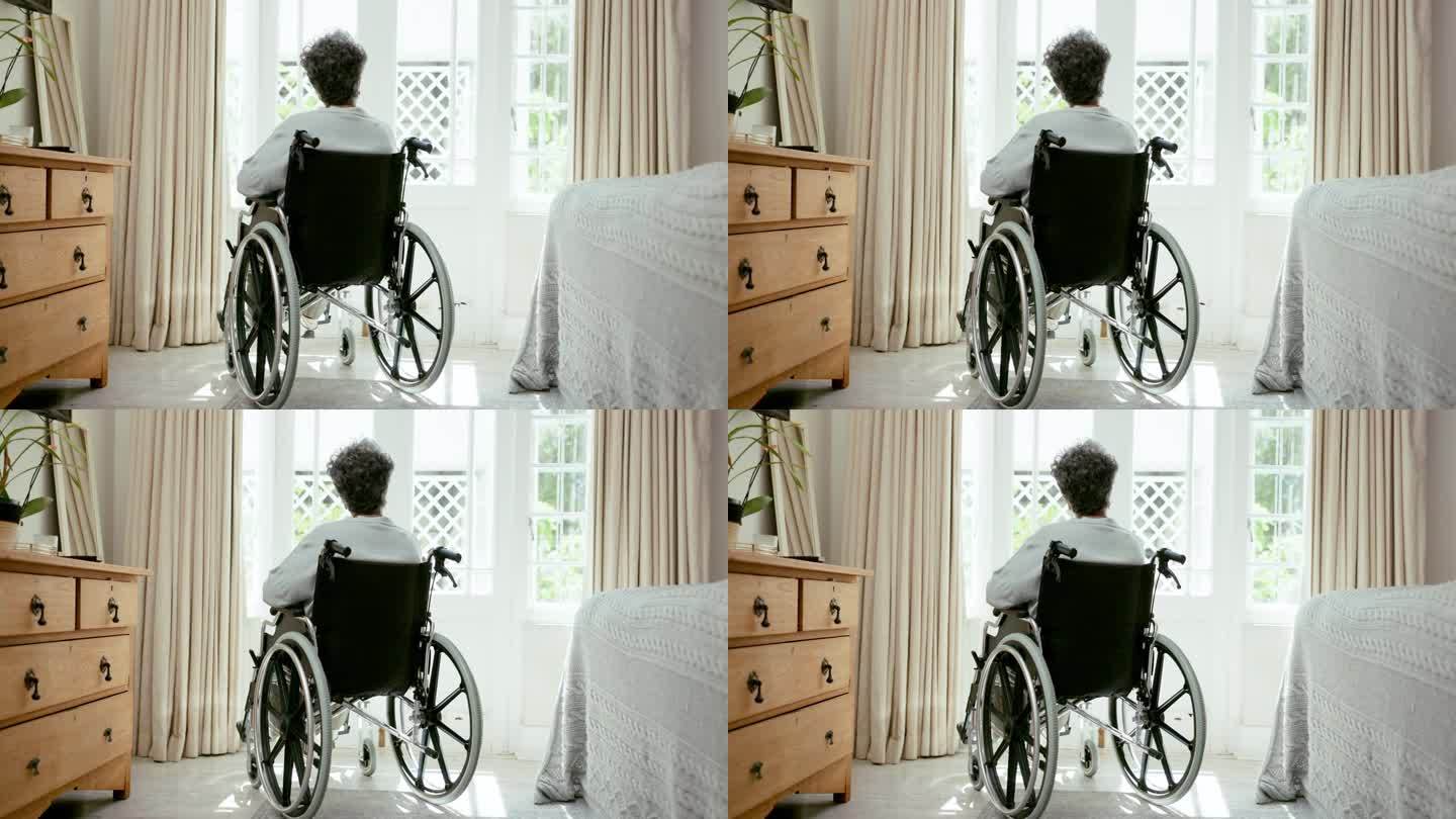 老人，坐在轮椅上思考和人在窗前，孤独在家抑郁。老年人，退休人员和残疾妇女，老年痴呆症或痴呆症在卧室与