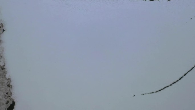冬季景观，波兰大别湖冬季半冻。从4k分辨率的无人机上看到一个冰冻的湖。