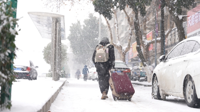 雪天行人 雪天骑车 雪天拉行李箱下雪空景