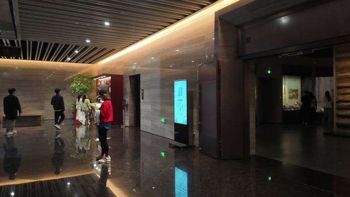 市民和游客客参观南汉二陵博物馆