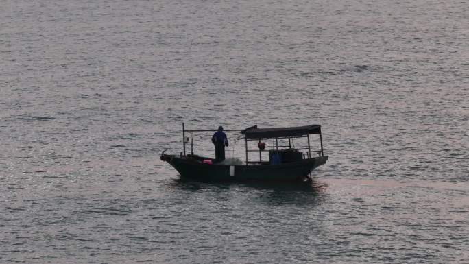 清晨小渔船捕鱼