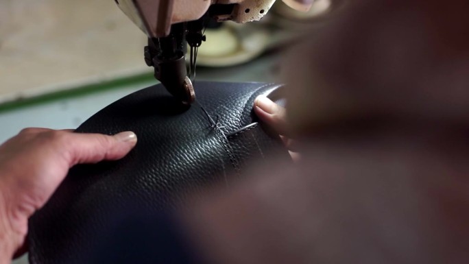 一个鞋匠用缝纫机制作鹿皮鞋的特写镜头