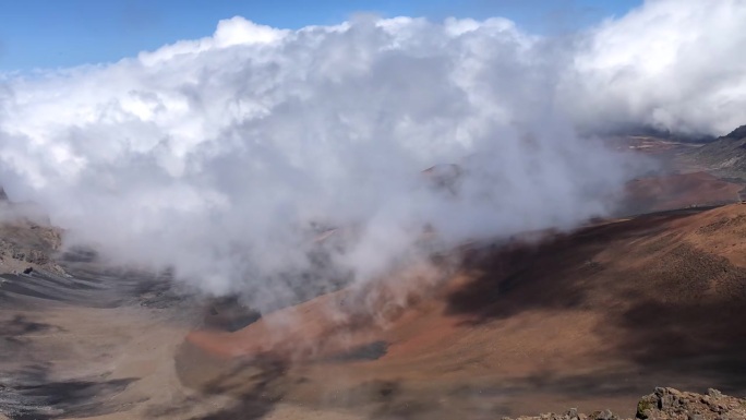 随着时间流逝，云层优雅地包裹着哈雷阿卡拉陨石坑。