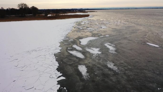 冬季景观，波兰大别湖冬季半冻。从4k分辨率的无人机上看到一个冰冻的湖。