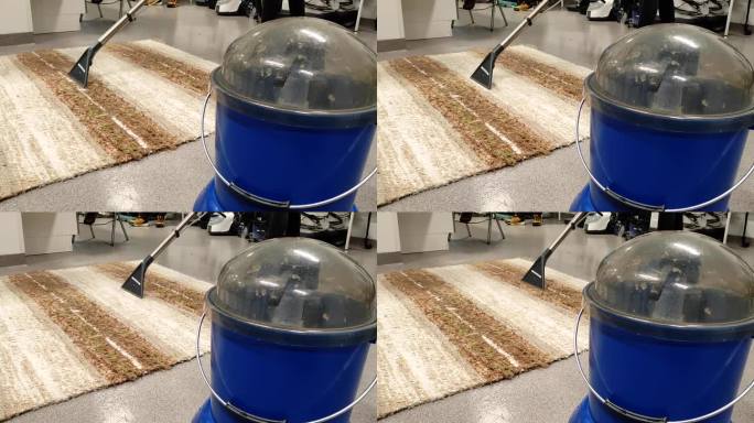 用净水器清洗地毯表面。技术