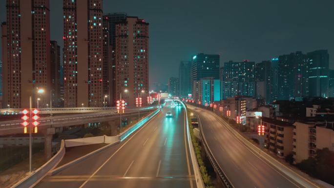 夜晚城市道路车流和两边路灯中国结节日氛围