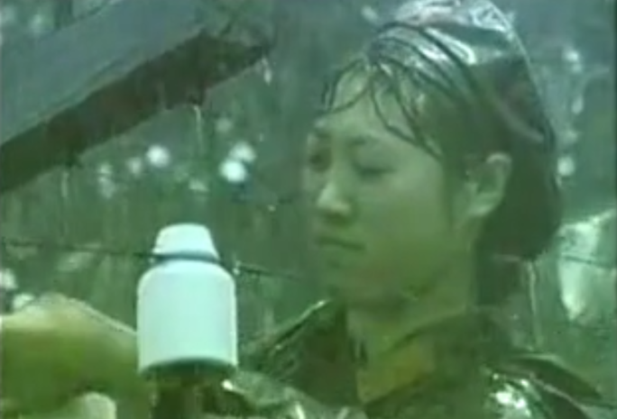 70年代 工程女兵冒雨架设电力设施