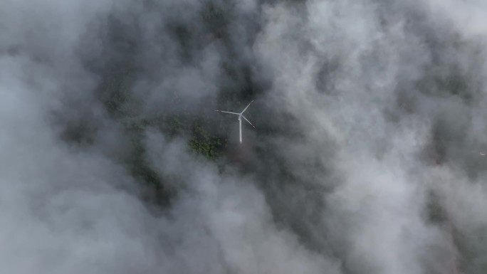 云南大理风力发电风车航拍云雾