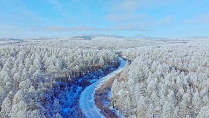 大兴安岭隆冬雪原雾凇一条公路