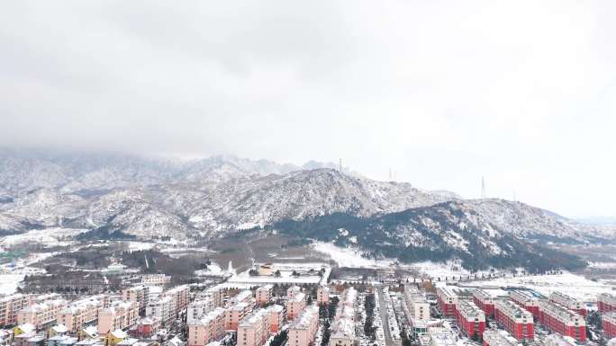 冬天小区，大雪，远山