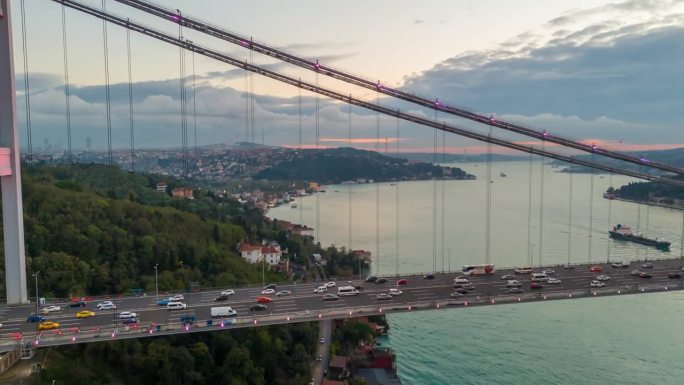 空中黄昏交通超延时拍摄:拥抱标志性的法提赫苏丹穆罕默德桥和接近的集装箱船# istanbul - v