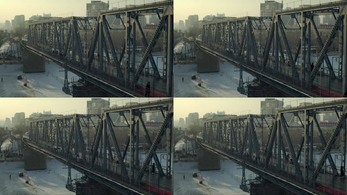 哈尔滨冬季冰面上松花江铁路大桥