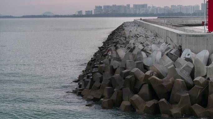 海边防波堤垂钓