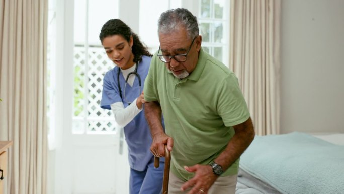 在养老院照顾、扶起和支持拄拐杖的老人、同情和医疗保健。年轻护士，老年病人或康复帮助的残疾人或信任在卧