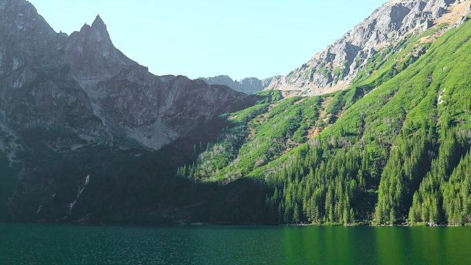 塔特拉国家公园，波兰。著名的山脉，莫尔斯基湖，夏季清晨日出的海眼湖。美丽的阳光在塔特拉湖景观。