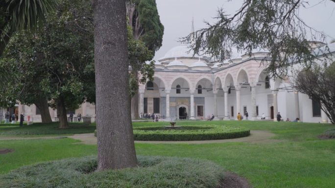 土耳其伊斯坦布尔托普卡帕宫庭院里的公园