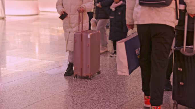 春运过年春节人流高铁站行李箱拉杆箱回家