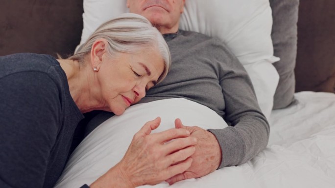 拥抱，牵着老夫妇的手在卧室，一起关心和支持。拥抱，生病的老人在床上，安慰和爱的承诺，关系和放松或恢复