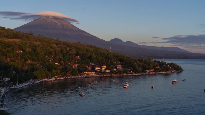 印尼巴厘岛东部卡兰加西姆的阿贡火山和杰梅勒克湾阿米德海滩的清晨日出