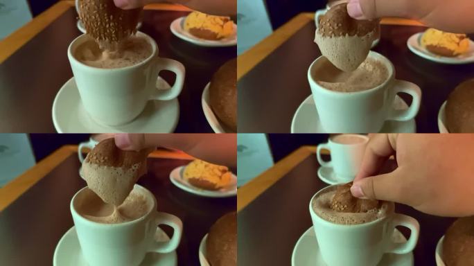 沉迷于丰富的传统瓦哈卡美食与我们的慢动作视频具有一个手工制作的，传统的粘土罐倾倒天鹅绒般的瓦哈卡巧克