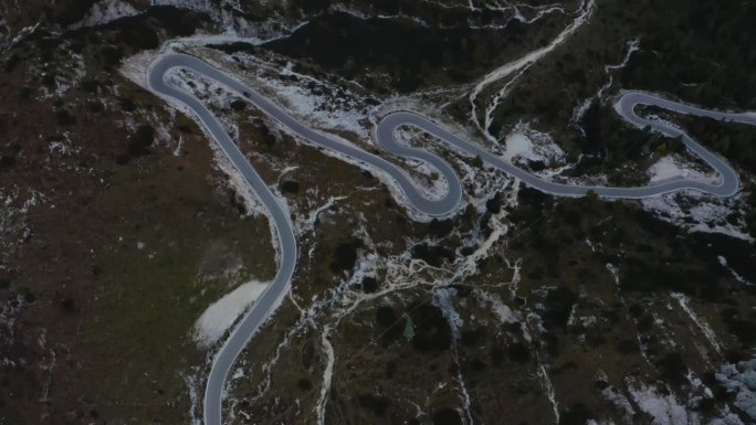 汽车在多洛米蒂阿尔卑斯山蜿蜒曲折的道路上行驶的航拍视频