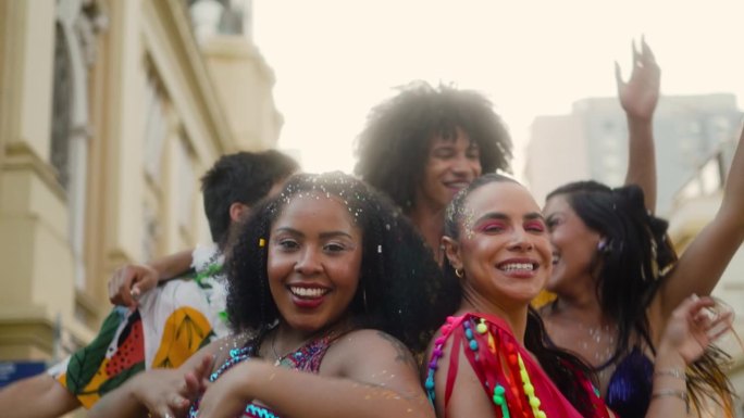 狂欢节的乐趣:欢快的朋友们在巴西街头一起跳舞