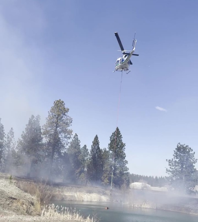 直升机水桶蘸水