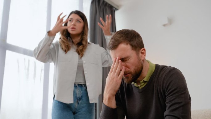 心烦意乱的妻子对着沮丧的丈夫大喊大叫，指责他出轨，威胁要分手离婚