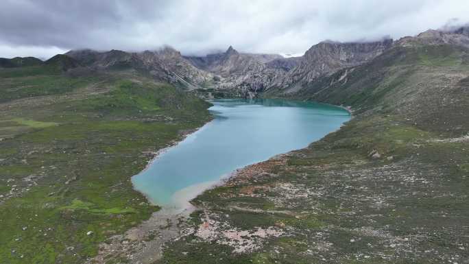 航拍四川甘孜理塘姊妹湖双湖风光