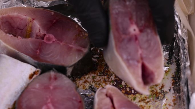 生的黄尾鱼，在切菜的过程中