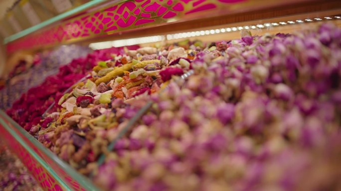 大巴扎摊位上五颜六色的草药#香料市场发现#芳香体验#烹饪乐趣
