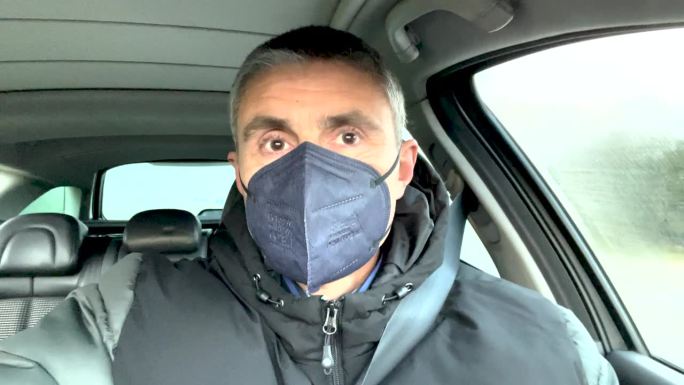 一名男子戴着FFP2口罩开车，试图阻止疾病