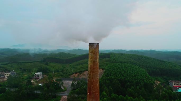 山里冒着烟的烟囱这是山中的一个工厂