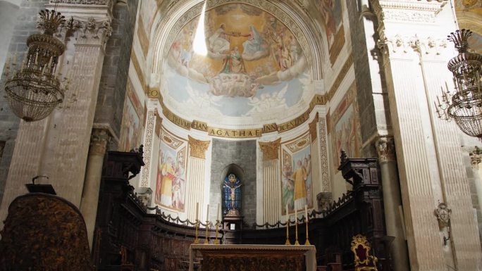 基督教教堂内带有壁画和圆柱的祭坛