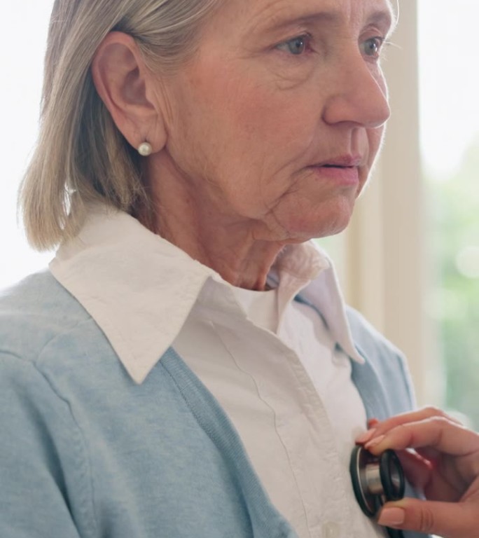 老年妇女，医生和心脏跳动与听诊器检查，预约或访问医院。老年女性患者呼吸与护士在心脏病学或保健监测BP