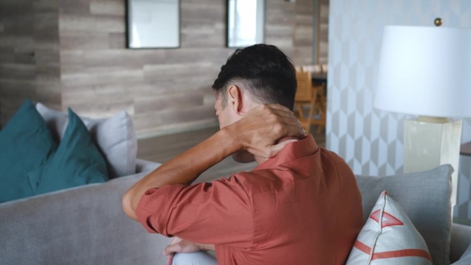 经历急性颈部疼痛的人认为它与脊柱健康有关颈部疼痛通常预示着需要医疗照顾的更深层次的问题。解决颈部疼痛